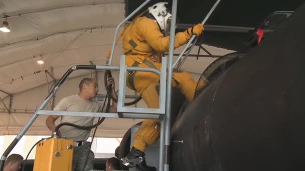 La Fuerza Aérea de los Estados Unidos prepara un jet de altitud para despegar — Vídeos de Stock