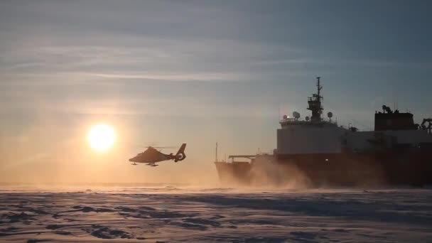 Elicottero che atterra vicino a una nave — Video Stock