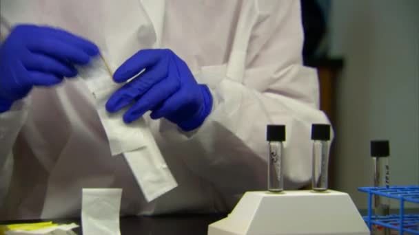 과학자는 실험실 테스트를 수행 — 비디오