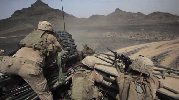 Marines y talibanes intercambian fuego — Vídeo de stock