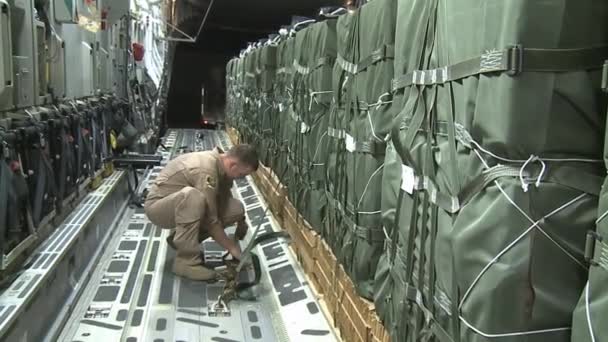 La tripulación de la Fuerza Aérea prepara a Globemaster para la misión — Vídeo de stock