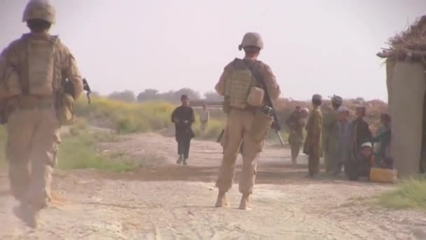 Soldiers on foot patrol — Stock Video