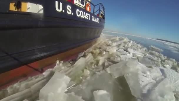 Um barco de corte da Guarda Costeira quebra gelo — Vídeo de Stock