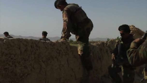 Soldados patrullando en Afganistán . — Vídeos de Stock