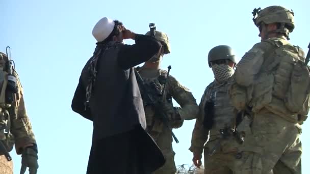 Soldati di pattuglia in Afghanistan — Video Stock