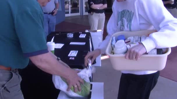 Gli acquirenti in un centro commerciale sono invitati a trasformare le droghe — Video Stock