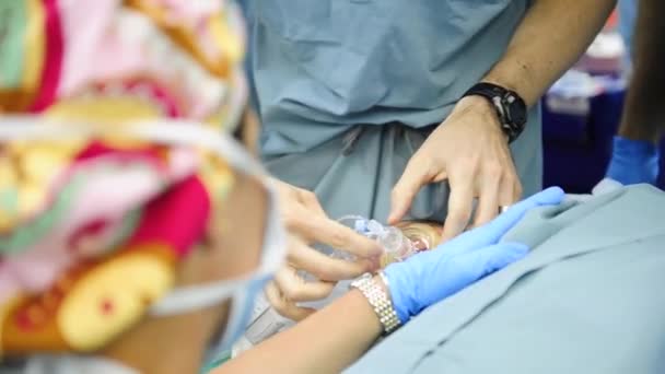 Een baby ondergaat chirurgie — Stockvideo