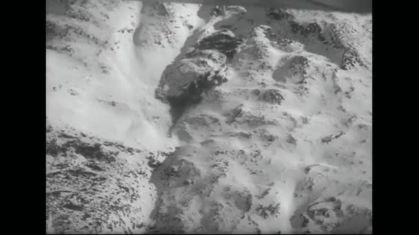 在瑞士雪崩威胁要摧毁了一个村庄 — 图库视频影像