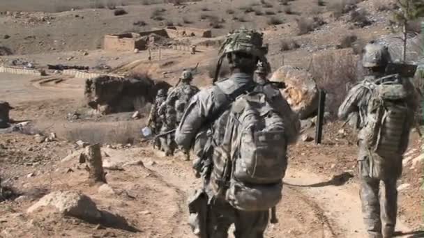 U.S. Army patrols move through Afghanistan — Stock Video