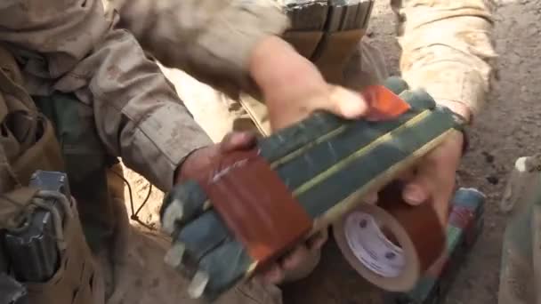 Soldados preparan una bomba masiva — Vídeos de Stock