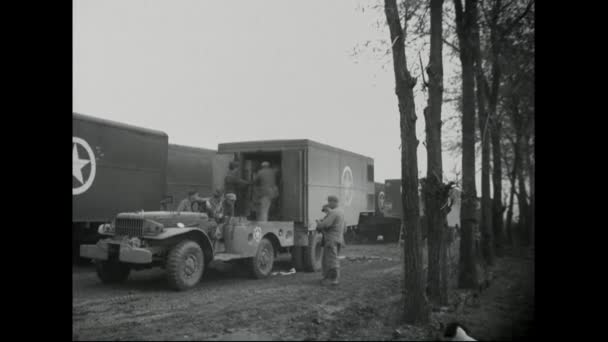 이탈리아에 있는 미국 군인 트럭 언로드 — 비디오
