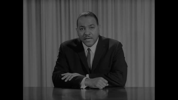 Carl Rowan introduces a documentary about the civil rights movement in 1963 — Stock Video