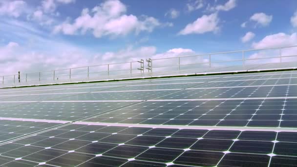 Solární panely na vrcholu budovy — Stock video