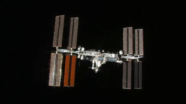 黒の背景に宇宙ステーション ハエ — ストック動画