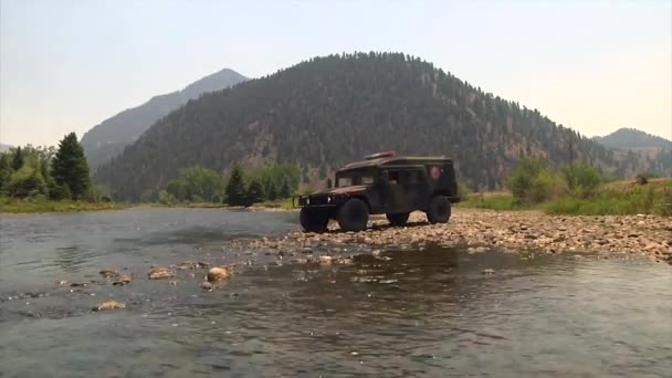 Ein Einsatzfahrzeug überquert einen Fluss in Colorado — Stockvideo