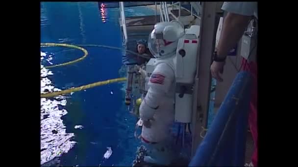 Astronautas entrenan para una misión en el espacio con un simulador sin peso — Vídeo de stock