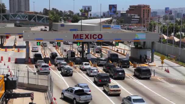 Fahrzeuge überqueren die Grenze zwischen Mexiko und Kalifornien — Stockvideo