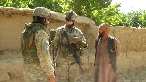 Vojáci na hlídce v Afghánistánu. — Stock video
