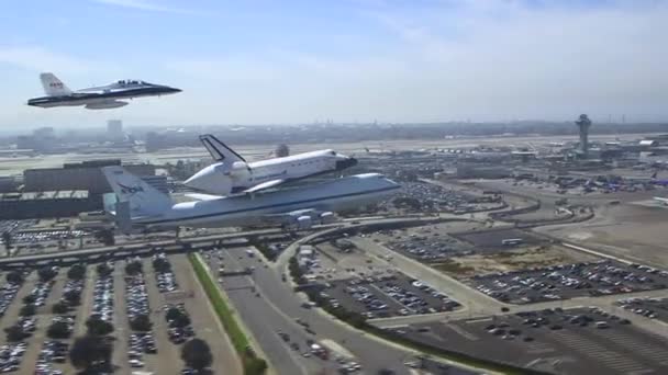 O ônibus espacial Enterprise aterrissando no aeroporto — Vídeo de Stock