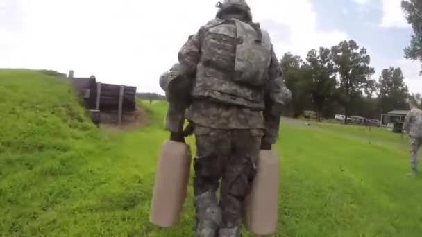 Soldados passam por treinamento de campo — Vídeo de Stock