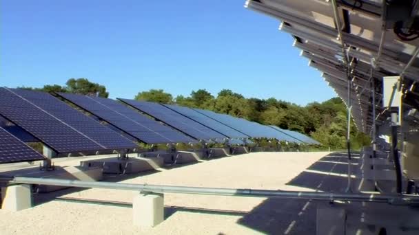 Una matriz de paneles solares — Vídeo de stock