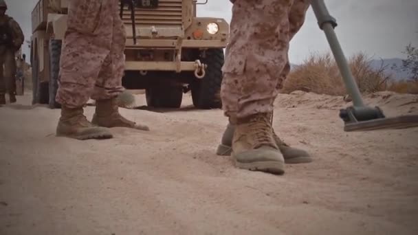 Uma patrulha móvel de soldados no Afeganistão — Vídeo de Stock