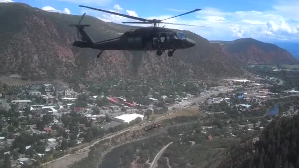 Раненый турист перевозится на вертолете — стоковое видео