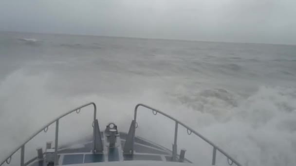 Barco luta em ondas — Vídeo de Stock