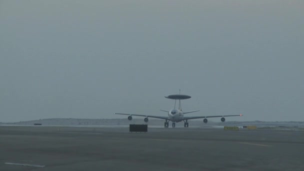 Flugzeug landet und Taxis auf Landebahn — Stockvideo