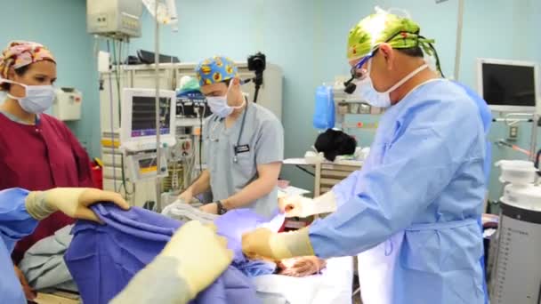 A child undergoes surgery — Stock Video