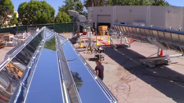 Los paneles solares generan electricidad — Vídeo de stock