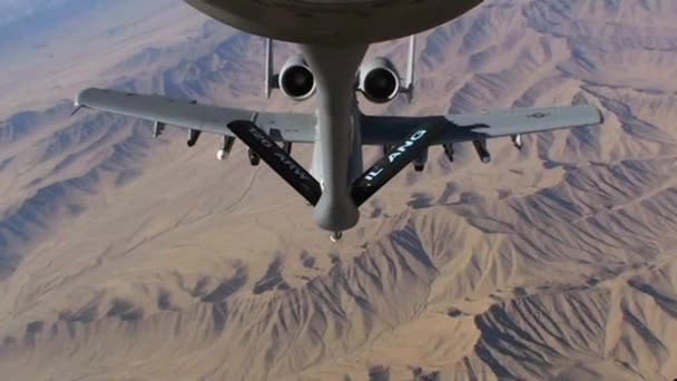 Een A-10 krijgt bijgetankt door een Kc-135 — Stockvideo