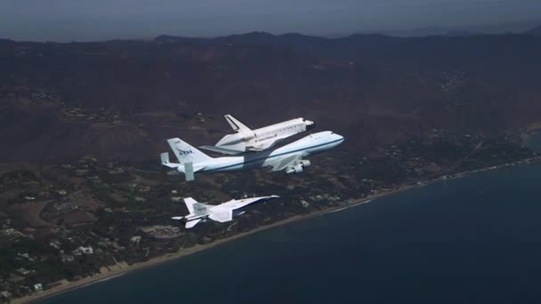 Transbordador espacial Enterprise volando sobre la costa del Pacífico — Vídeo de stock