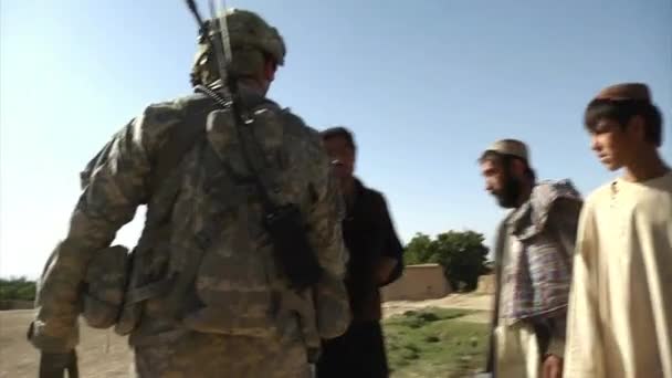 Soldaten op patrouille in Afghanistan — Stockvideo