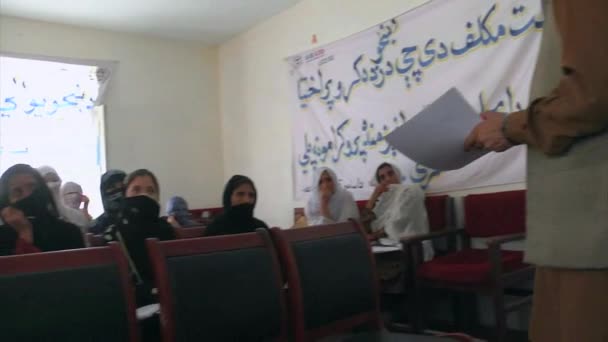 Wanita Afghanistan diajarkan bahasa Inggris — Stok Video