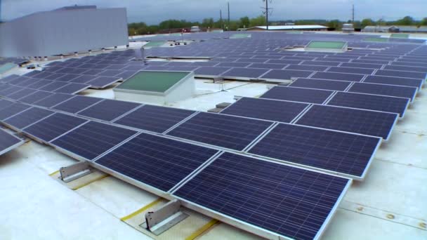 Paneles solares en la parte superior de un edificio — Vídeos de Stock