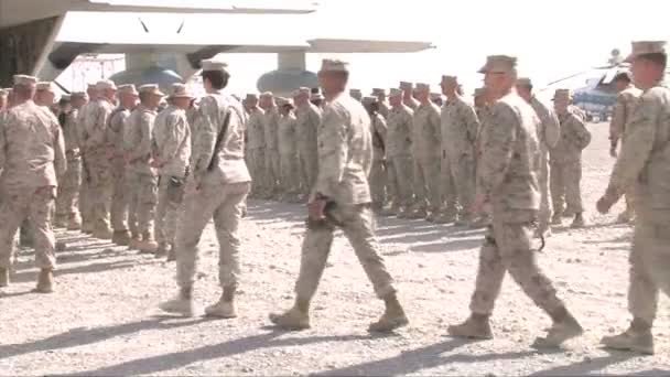Soldaten van het leger uit te voeren een begrafenis — Stockvideo
