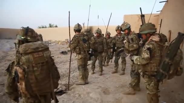 Солдати виконують маршрут очищення операція — стокове відео