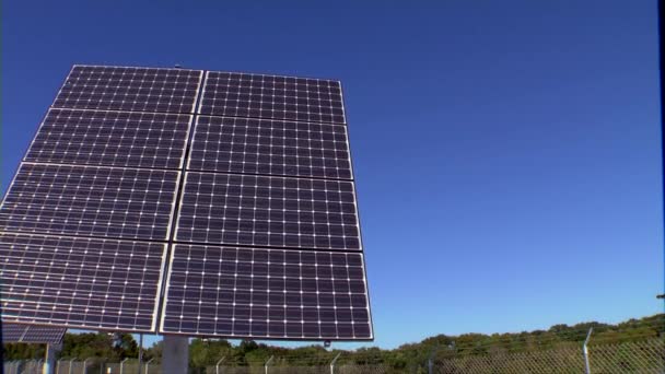 Una matriz de paneles solares — Vídeo de stock