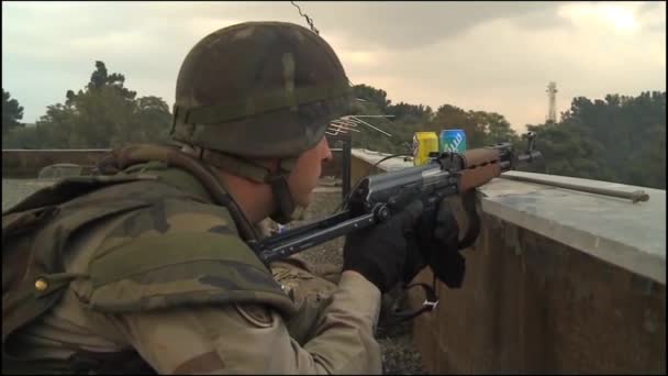 Een aanval op een Amerikaanse legerbasis in Kabul — Stockvideo