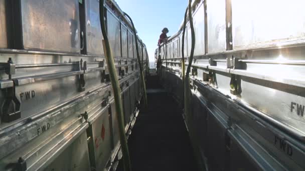 O convés de um porta-aviões coberto de bombas — Vídeo de Stock