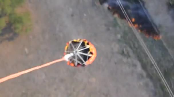 Vrtulník létání nad ohněm. — Stock video
