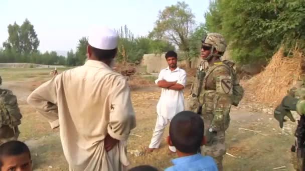 Patrulla de marines en la provincia de Nangarhar — Vídeo de stock