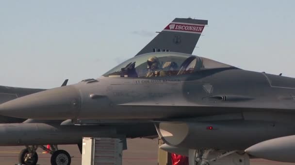 F-16 fighter jets on the runway — Stock Video