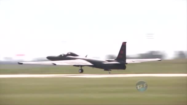 Ein Blick von einem Spionageflugzeug auf die Erde — Stockvideo