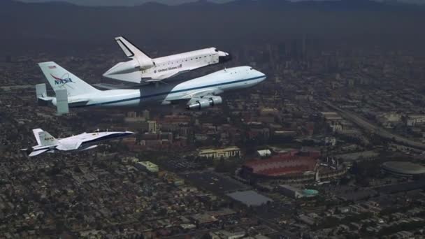 Transbordador espacial Enterprise sobrevolando Los Ángeles — Vídeo de stock