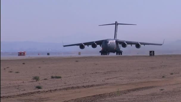 Flygvapnet bröt efter dess första C-17 transportplan — Stockvideo