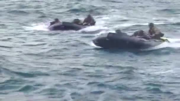 Mariniers praktijk een amfibische landing aanval — Stockvideo