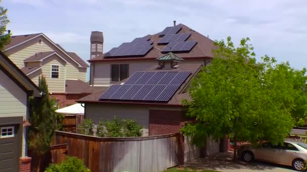 Aérea de paneles solares que adornan — Vídeo de stock