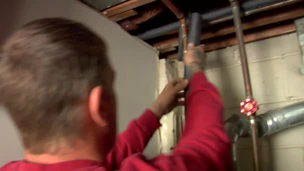 Travailleur de la construction installe tuyau — Video